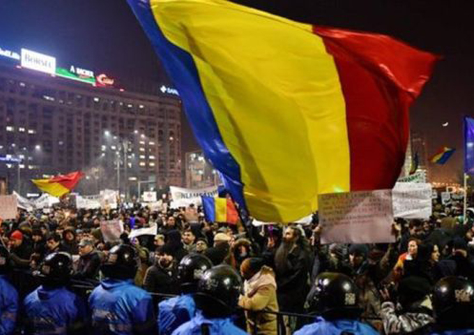 احتجاجات في رومانيا ضد محاولة الإفراج عن مسؤولين مسجونين في قضايا فساد