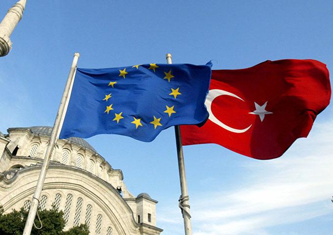 تركيا: الاتحاد الأوروبي يمارس ديمقراطية انتقائية