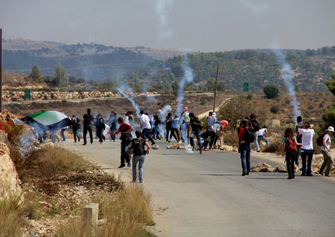 إصابات بالاختناق خلال قمع قوات الاحتلال لمسيرة نعلين السلمية بالضفة الغربية