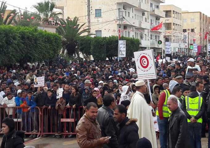 أعداد هامة من أهالي سيدي بوزيد في ساحة البوعزيزي لإحياء ذكرى ثورة 17 ديسمبر