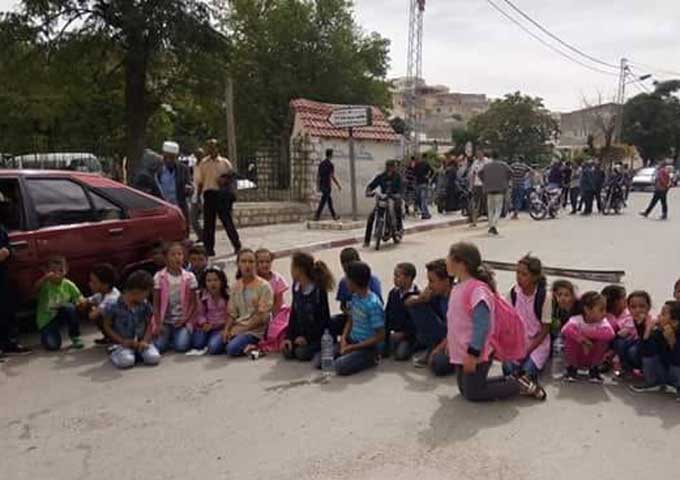تلامذة منطقة الغرابة من معتمدية زغوان وأولياؤهم يطالبون بتوفير النقل المدرسي