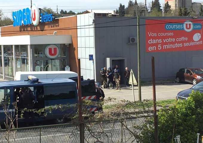 وفاة الضابط الذي أصيب برصاص الإرهابي في الهجوم على متجر في فرنسا  