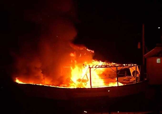 ضربات جوية إسرائيلية تدمر قاربا راسيا في غزة
