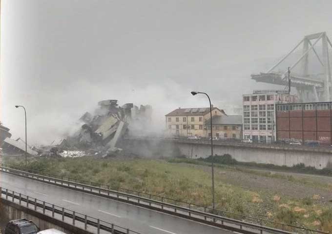 انهيار جسر للسيارات قرب مدينة جنوة الإيطالية