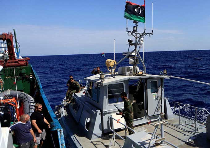 خفر السواحل الليبي يعترض زورقا يقل 150 مهاجرا