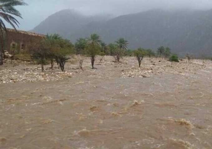 الإعصار يتسبب في توقف محطة مياه في عمان
