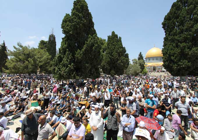 آلاف الفلسطينيين يتدفقون إلى القدس لأداء جمعة رمضان الثانية برحاب الأقصى