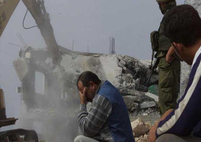 القوات الإسرائيلية تهدم منازل فلسطينيين بالضفة