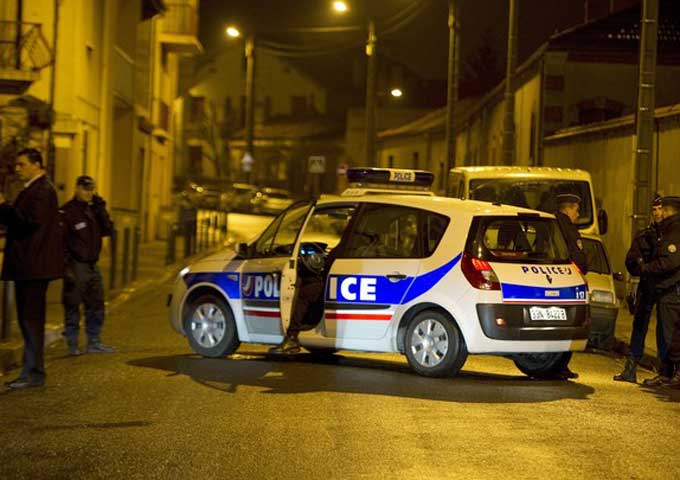 فرنسا تعتقل ستة للاشتباه في مساعدة متطرفين في السفر لسوريا