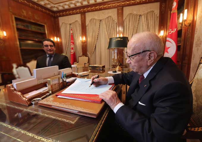 رئيس الجمهورية يمضي على الأمر الرئاسي المتعلّق بدعوة الناخبين الى انتخاب أعضاء المجالس البلديّة يوم الأحد 06 ماي 2018