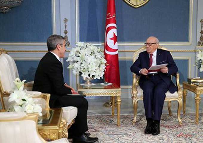 رئيس الجمهورية يتسلم من رئيس الهيئة العليا المستقلة للإنتخابات الوثيقة التي تحدد تاريخ إجراء الانتخابات البلدية