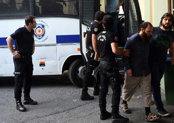 تركيا : أوامر باعتقال ألف شخص للاشتباه في صلتهم بفتح الله كولن
