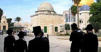 المستوطنون الصهاينة يجددون اقتحامهم للمسجد الأقصى