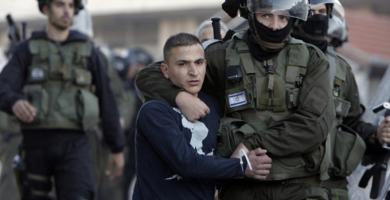سلطات الاحتلال الصهيوني تغلق المدخل الرئيس لمخيم الفوار جنوب الخليل