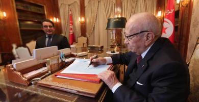 رئيس الجمهورية يمضي على الأمر الرئاسي المتعلّق بدعوة الناخبين الى انتخاب أعضاء المجالس البلديّة يوم الأحد 06 ماي 2018